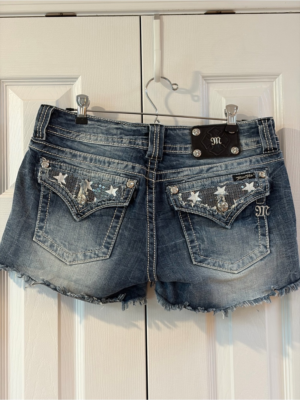 Miss Me Patriotic Sequined Flag Front Denim Frayed Shorts Size 30 JP6178H2 - Picture 5 of 13